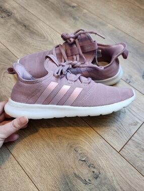 7.5 Women's Adidas Cloud Foam Sneakers